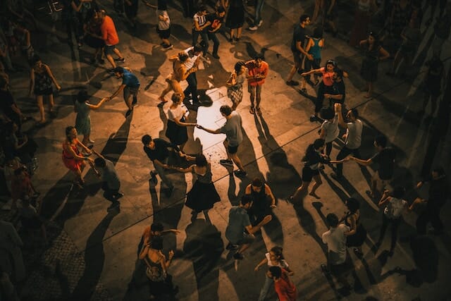 Picture of people swing dancing in a large group